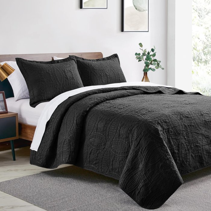 Love's Cabin Black Queen Bedspread Set (image 2)