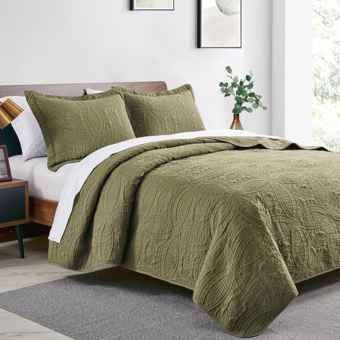 Love's Cabin Green Coin Pattern Quilt Set - Lightweight Microfiber Bedspread (image 2)