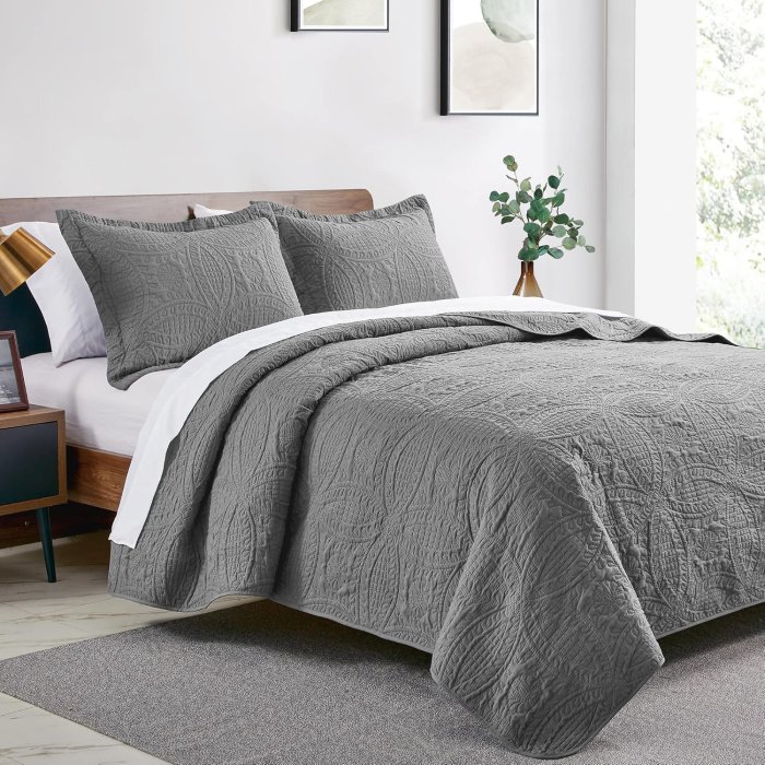 Love's Cabin Grey Queen Bed Quilt Set (image 2)