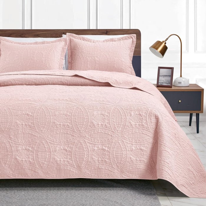 Love's Cabin Pink Queen Bed Quilt Set