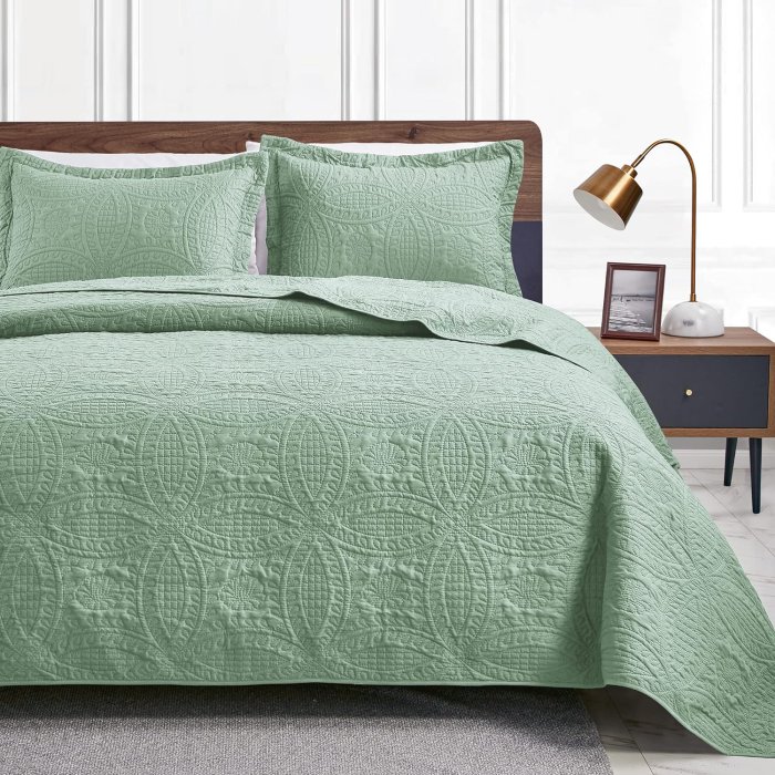 Love's Cabin Sage Bedspread Set