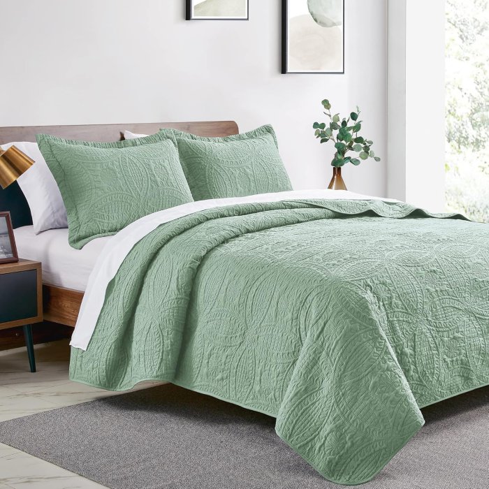 Love's Cabin Sage Bedspread Set (image 2)