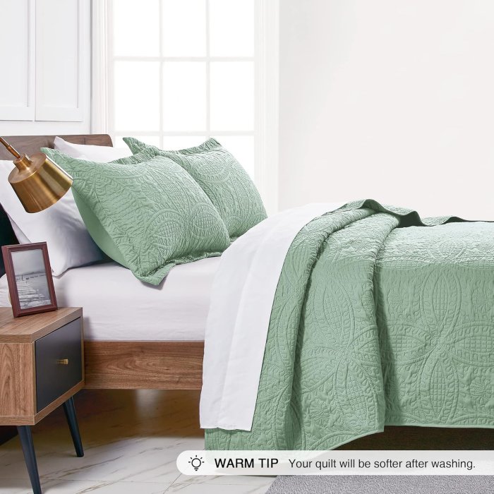 Love's Cabin Sage Bedspread Set (image 4)