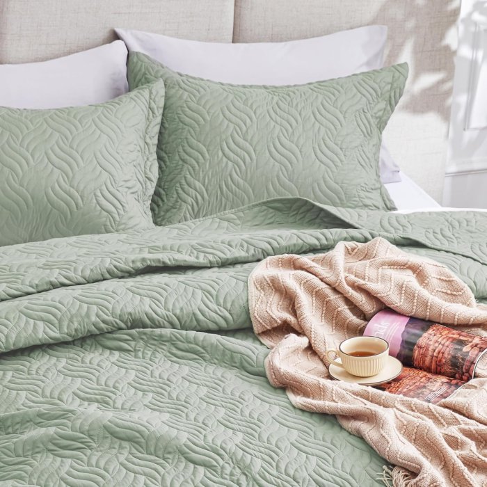 Love's Cabin Sage Quilt Set - Lightweight Microfiber Bedspread (image 3)