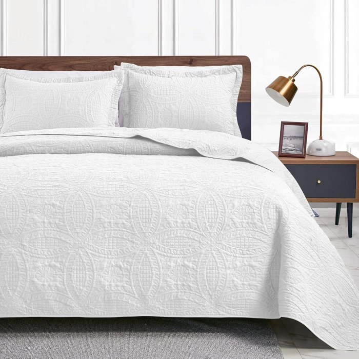Love's Cabin White Queen Bedspread Set
